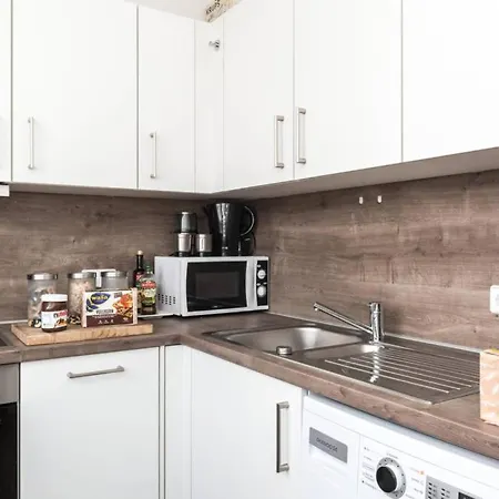 2 Large Br 10min Alexanderplatz Berlin