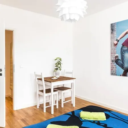 2 Large Br 10min Alexanderplatz