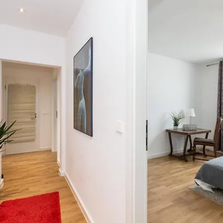 2 Large Br 10min Alexanderplatz